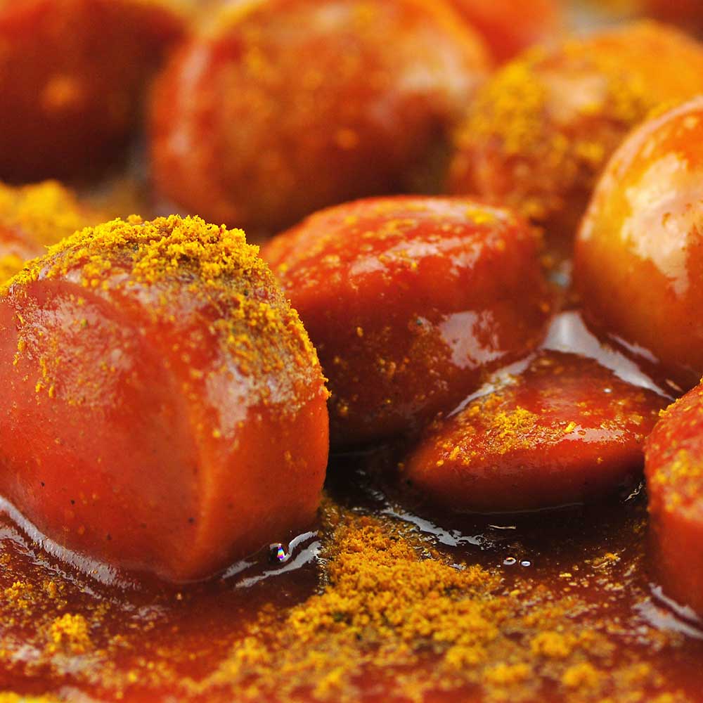 Currybratwurst geschnitten in Currysauce
