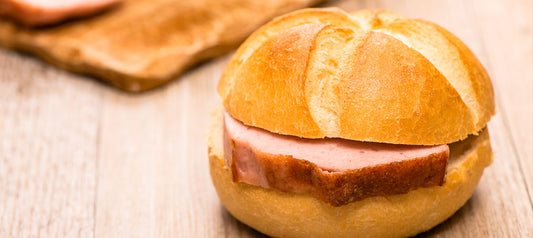 Leberkäse Brötchen mit Senfsoße